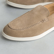Afbeelding in Gallery-weergave laden, ACE LOAFER MOC Maroliv Suede