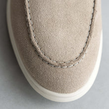 Afbeelding in Gallery-weergave laden, ACE LOAFER MOC Sesamo Suede
