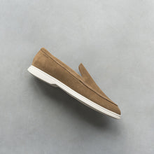 Afbeelding in Gallery-weergave laden, ACE LOAFER Maroliv Suede
