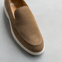 Afbeelding in Gallery-weergave laden, ACE LOAFER Maroliv Suede
