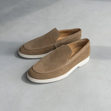 Afbeelding in Gallery-weergave laden, ACE LOAFER Maroliv Suede
